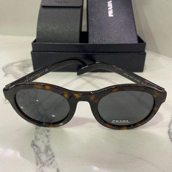 Prada sunglasses - Picture 1 of 3